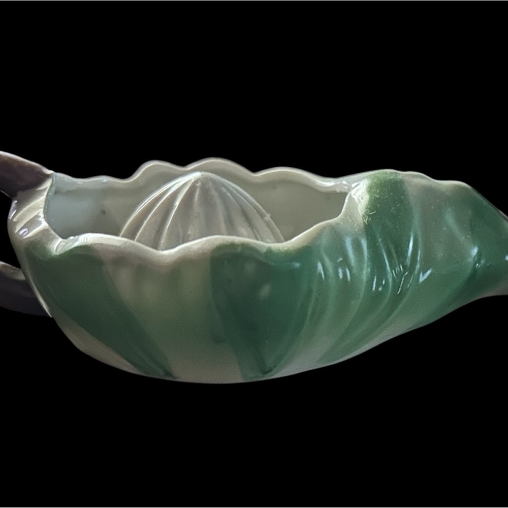 Elegant Green and White Citrus Juicer - Picture 2 of 4